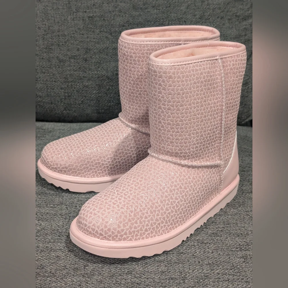 UGG  Classic II Gel Hearts Boots in Pink